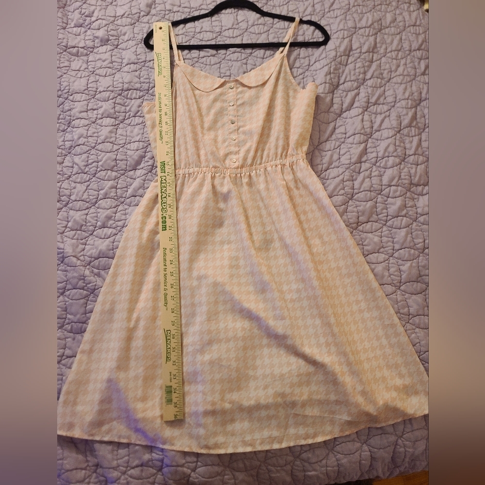 Dress, light pink & white houndstooth patterned, medium size 8